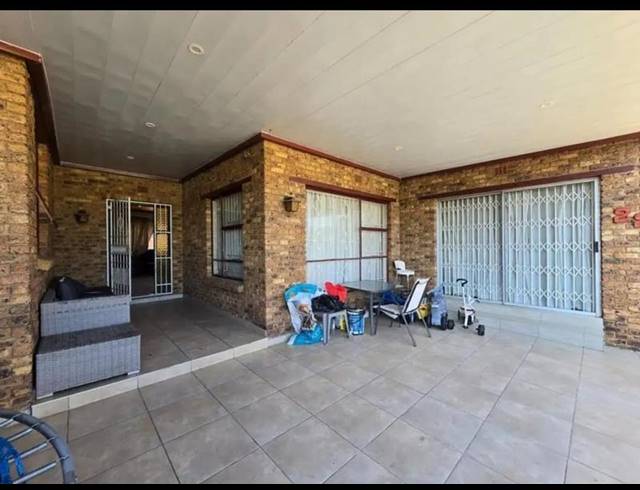 4 BEDROOM HOUSE FOR SALE IN OAKDENE